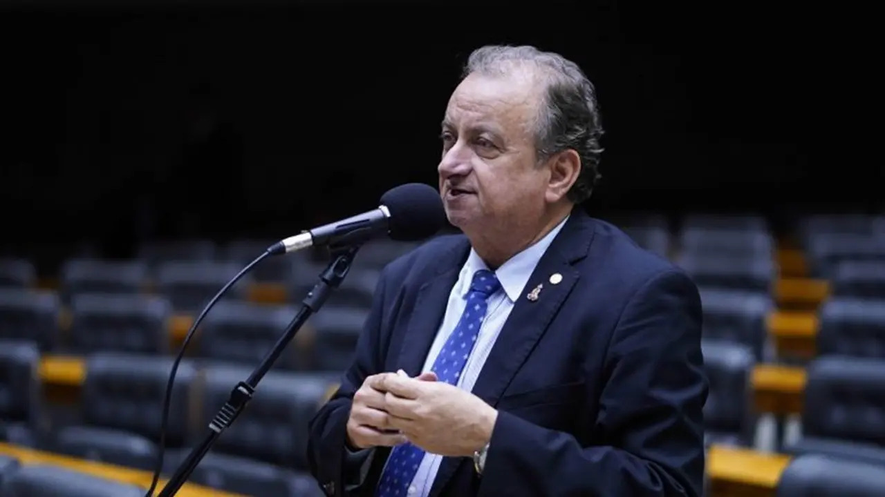 Miguel Lombardi vota contra aumento no número de deputados federais