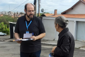Moradores e comerciantes do Jd. Anhanguera recebem orientações sobre descarte de lixo