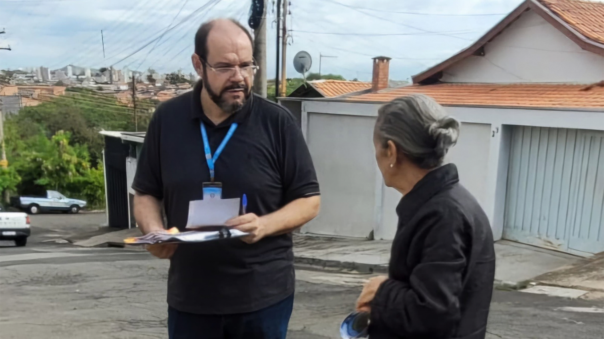 Moradores e comerciantes do Jd. Anhanguera recebem orientações sobre descarte de lixo
