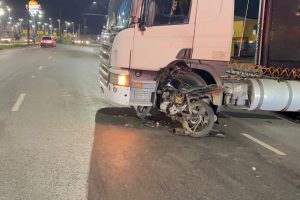 Motociclista fica ferido após colidir com caminhão na Anel Viário de LimeirA