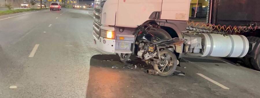 Motociclista fica ferido após colidir com caminhão na Anel Viário de LimeirA