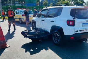 Motociclista fica ferido em colisão com Jeep Renegade na rotatória do Parque das Nações, em Limeira