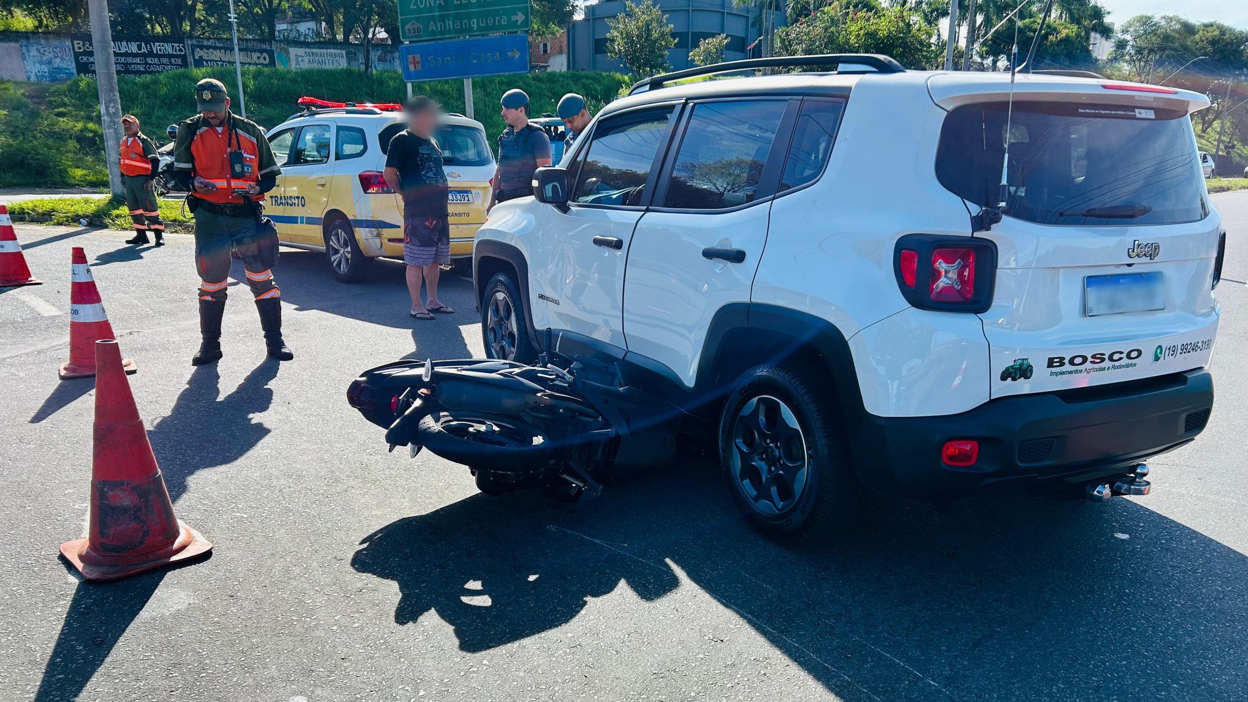 Motociclista fica ferido em colisão com Jeep Renegade na rotatória do Parque das Nações, em Limeira