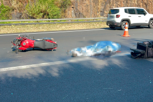 Motociclista morre após atingir traseira de caminhão na Bandeirantes, em Limeira