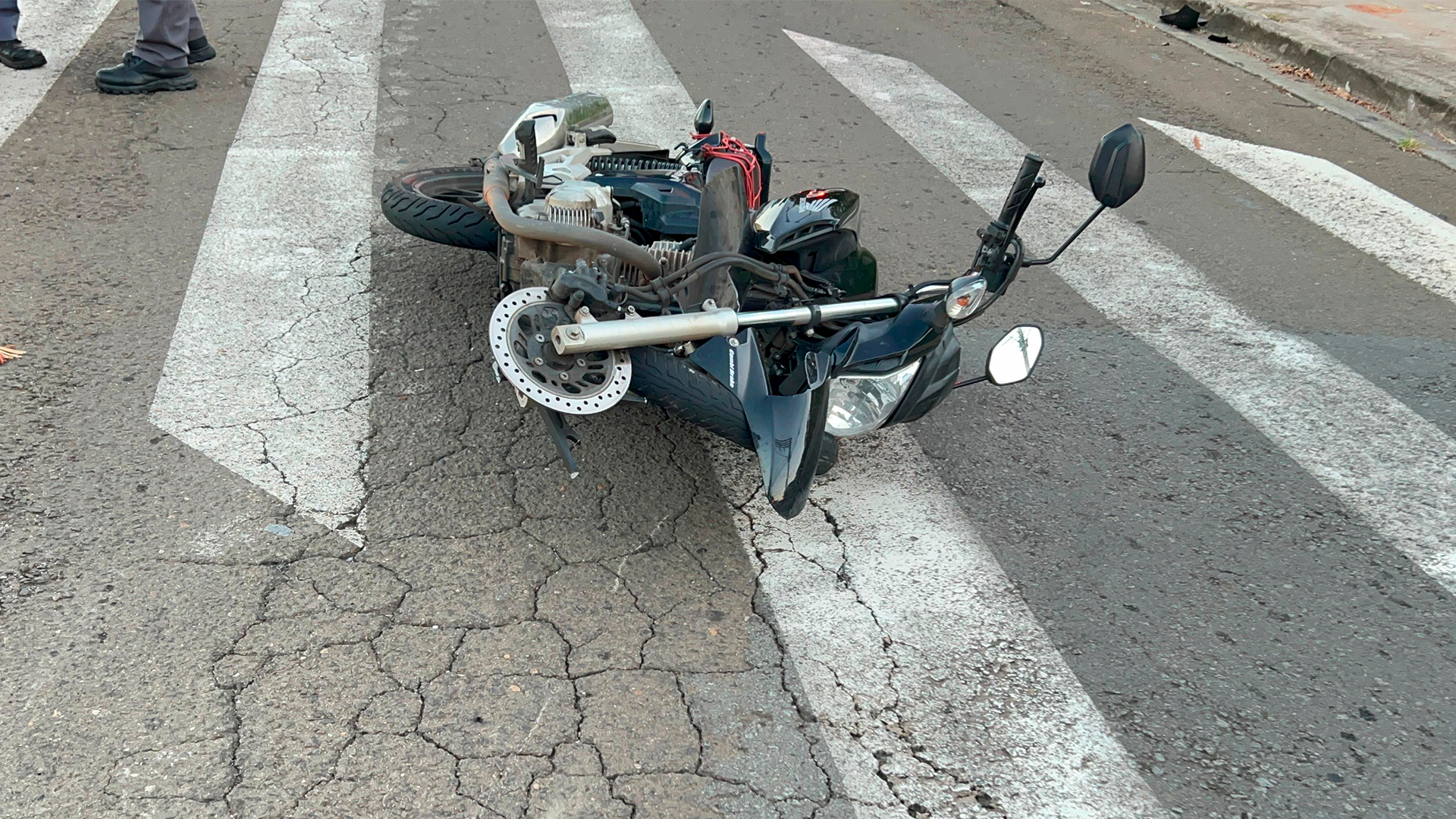 Motociclista não respeita pare e atinge veículo no Anel Viário, em Limeira