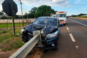 Motorista atinge guard-rail que atravessa veículo na Limeira-Mogi Mirim