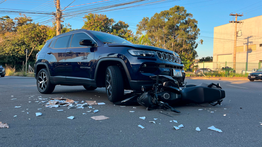 Motorista avança preferencial e atinge moto em rotatória no Egisto Ragazzo, em Limeira