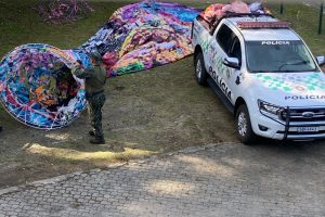 PM Ambiental detém 4 suspeitos por soltarem balão de 18 metros em área de conservação