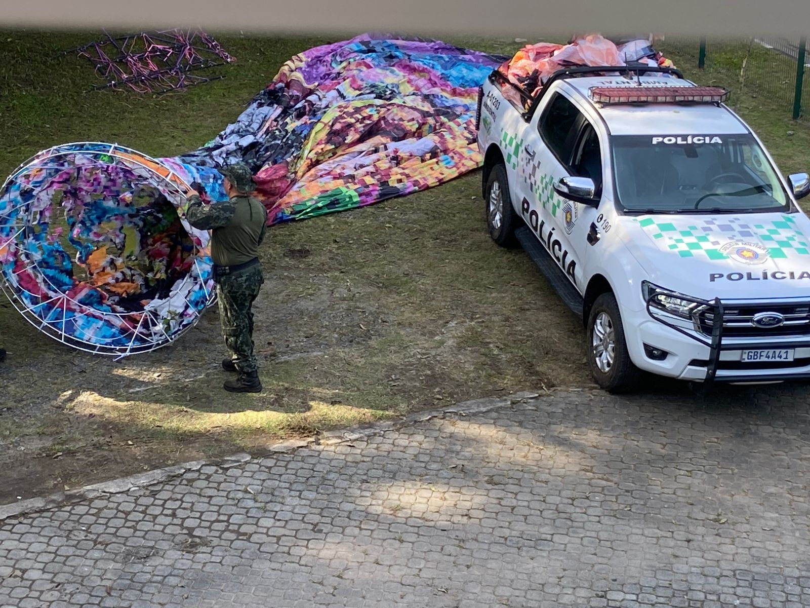 PM Ambiental detém 4 suspeitos por soltarem balão de 18 metros em área de conservação