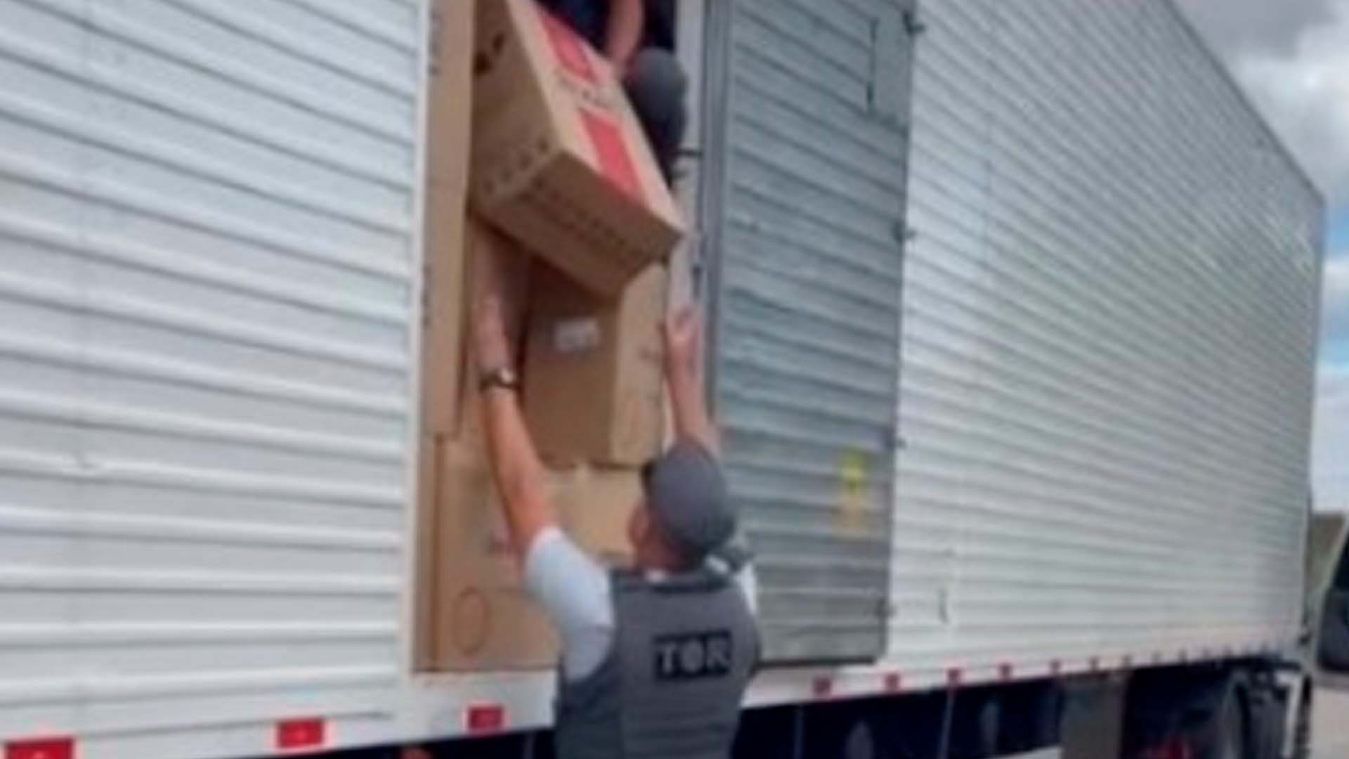 PM Rodoviária apreende 300 mil maços de cigarros contrabandeados no interior de São Paulo
