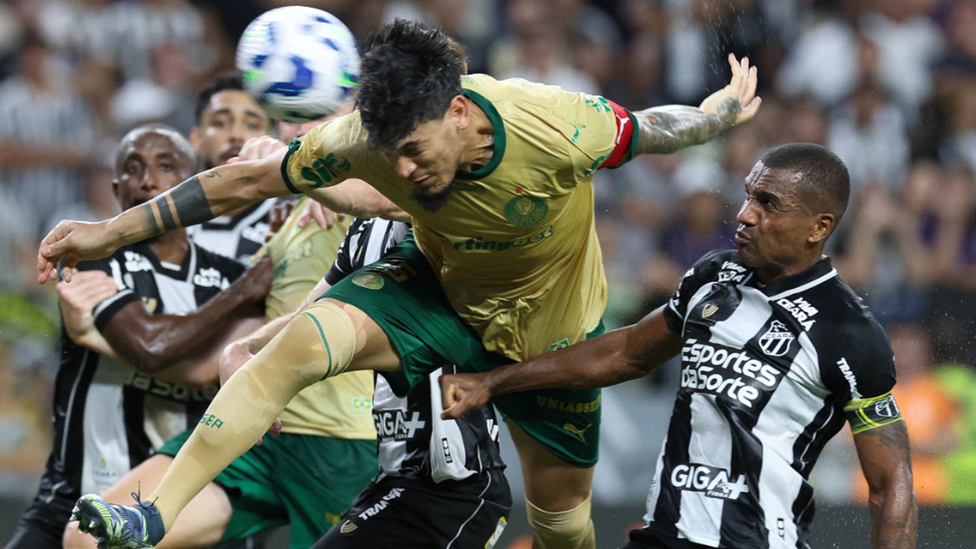 Palmeiras e Corinthians vencem fora e saem em vantagem
