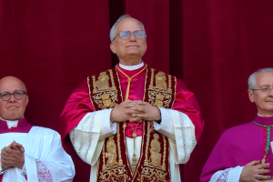 Papa Leão XIV pede paz e lembra Francisco: “ajudem a construir pontes”