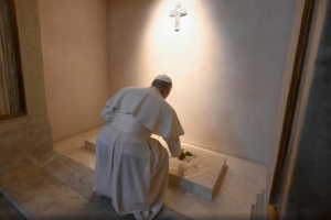 Papa Leão XIV presta homenagem a Francisco