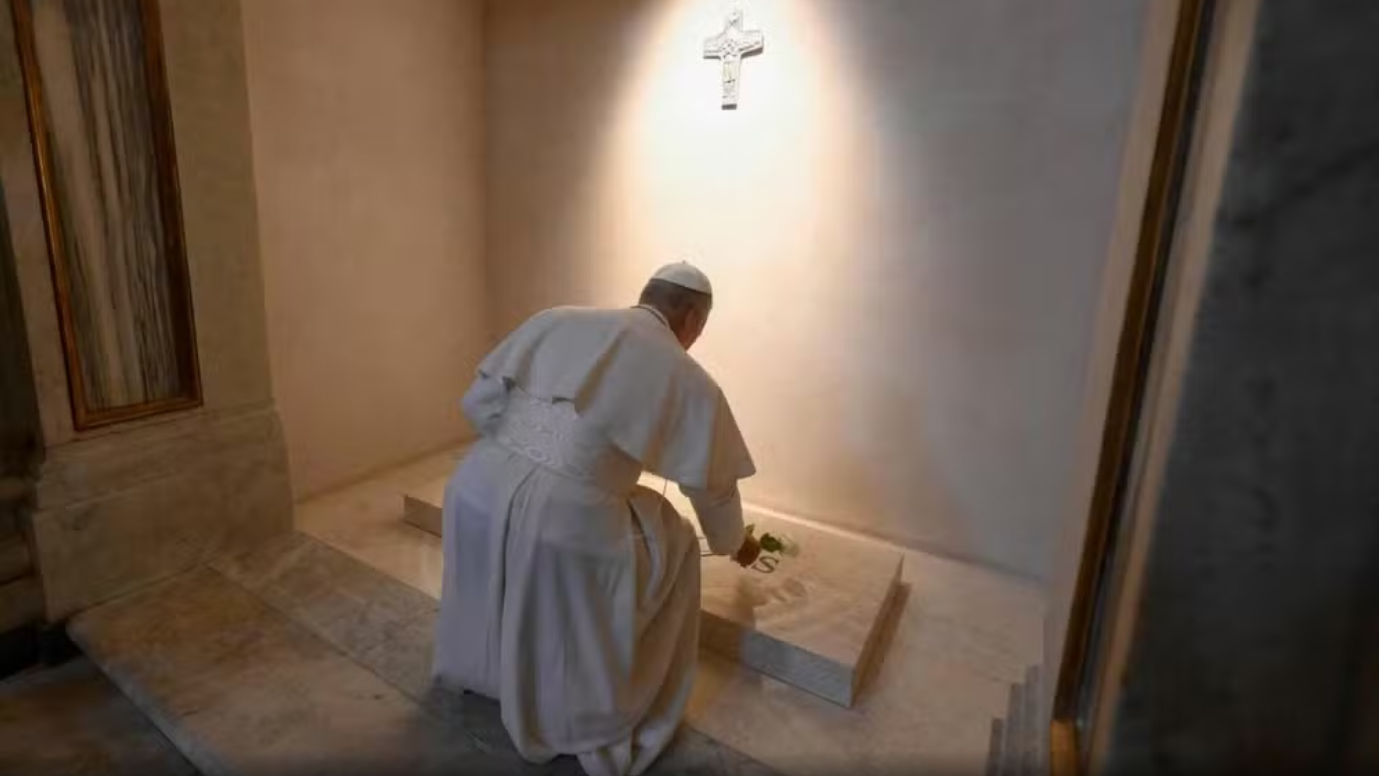 Papa Leão XIV presta homenagem a Francisco