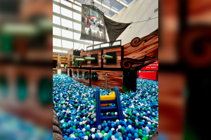 Piscina de bolinhas com Navio Pirata tem preço promocional no Limeira Shopping