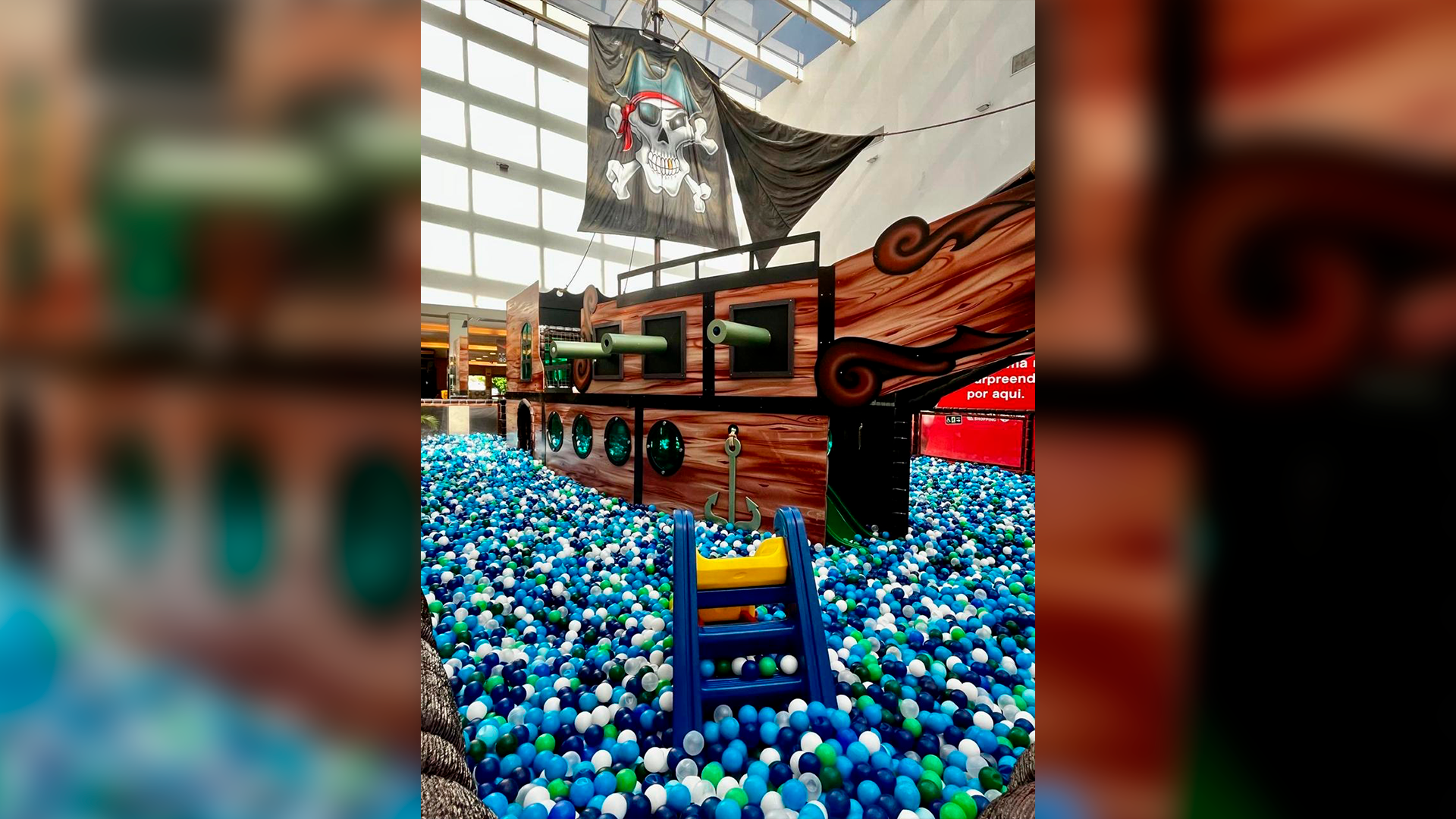 Piscina de bolinhas com Navio Pirata tem preço promocional no Limeira Shopping