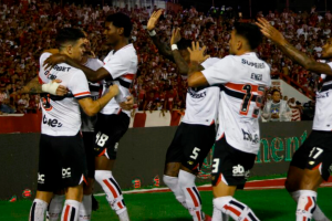 São Paulo volta a vencer Náutico e avança para oitavas de final