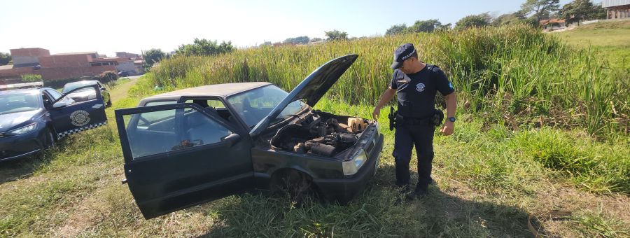 Veículo furtado em Iracemápolis é localizado parcialmente desmontado em área verde de Limeira