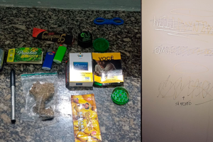 Adolescentes são pegos com maconha e pichando banheiro do Parque Cidade