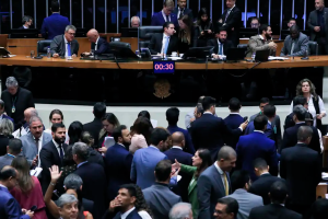 Câmara aprova urgência para suspender decreto do IOF