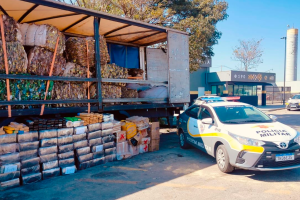 Carreta que fugiu de pedágio é apreendida com 1,3 tonelada de maconha em Itu