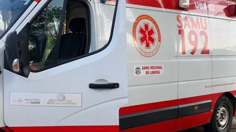 Carro bate em poste após condutora tentar desviar de outro veículo em Limeira