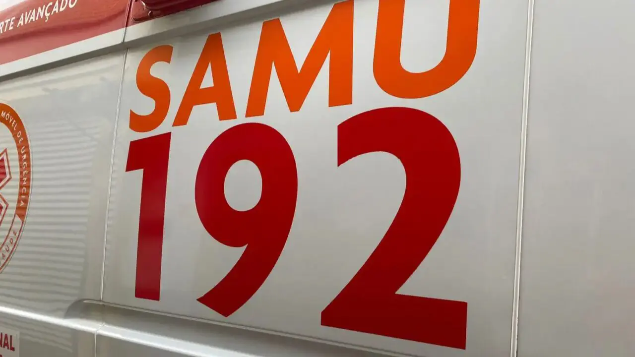 Colisão entre carro e moto deixa dois jovens feridos em cruzamento da Vila Anita