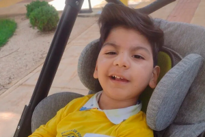 Criança com paralisia cerebral e doença rara precisa de ajuda para cirurgia urgente no quadril