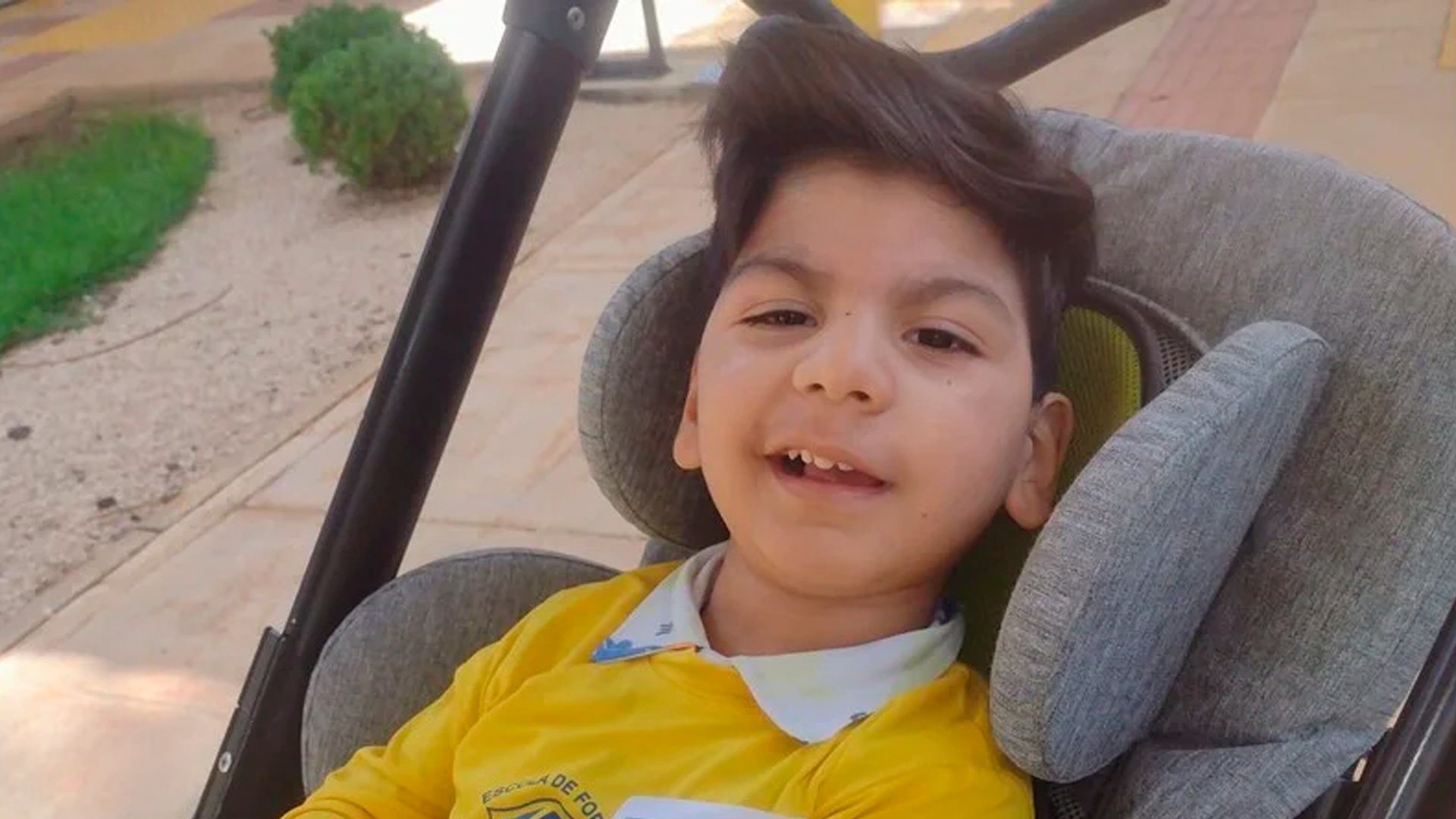 Criança com paralisia cerebral e doença rara precisa de ajuda para cirurgia urgente no quadril
