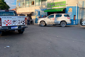 Dupla é detida pela PM com moto furtada após perseguição
