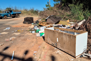 Estrada do antigo Clube de Campo da Inter vira ponto de descarte irregular de lixo