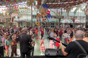 Festa junina reúne mais de 800 idosos atendidos pelo Ceprosom