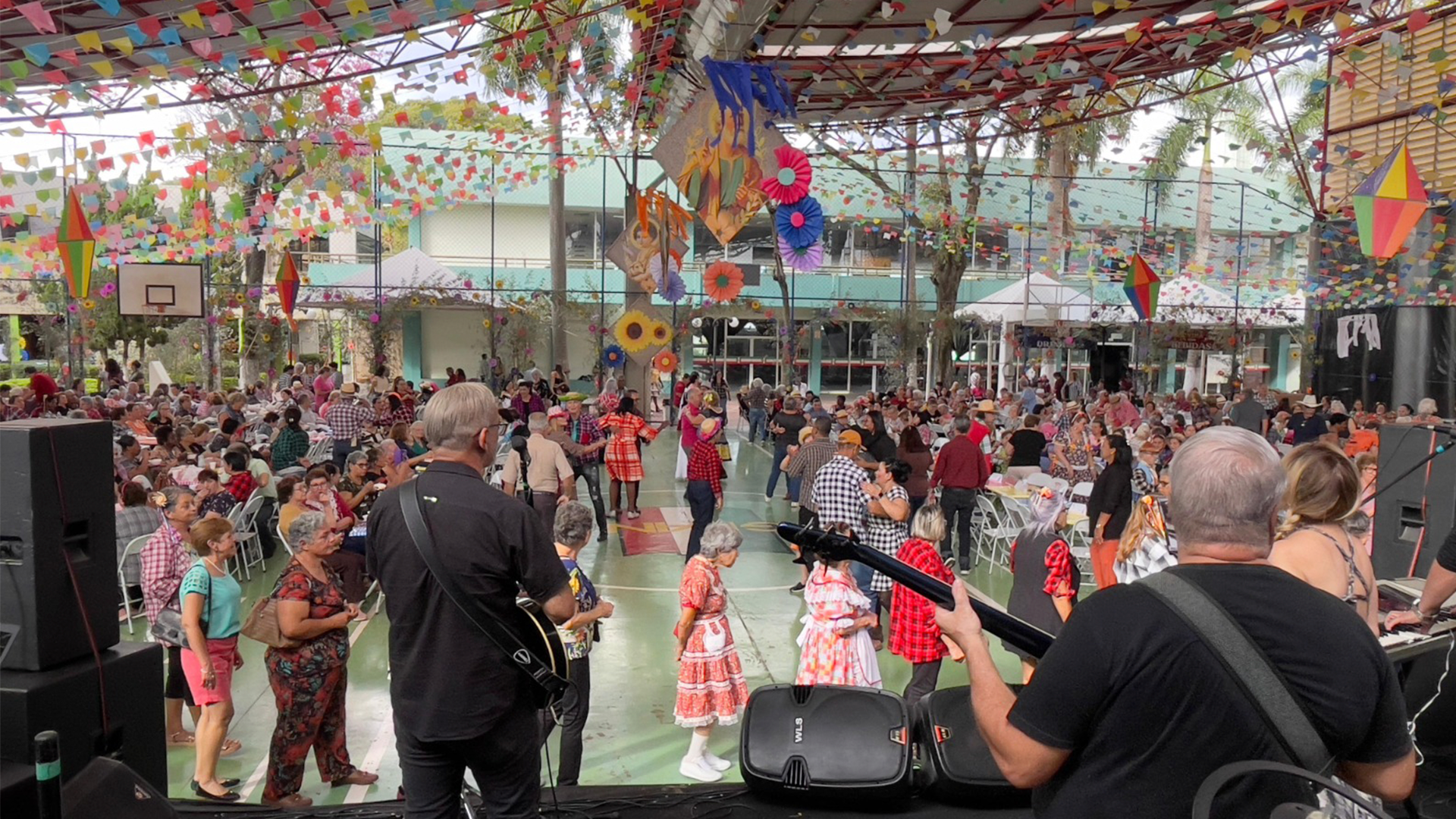 Festa junina reúne mais de 800 idosos atendidos pelo Ceprosom