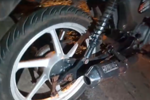 GCM apreende moto com escapamento adulterado em tchay no Pq. Hipólito