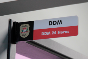 Governo de SP reclassifica Delegacias da Mulher para fortalecer o combate à violência de gênero