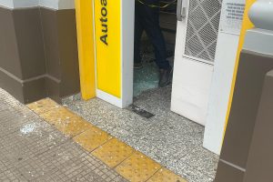 HOMEM SURTA E QUEBRA PORTA DO BANCO DO BRASIL