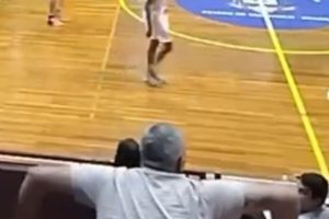Homens imitam macaco para atleta negro em jogo de basquete em Limeira