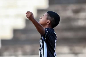 Jovem promessa do futebol de Limeira precisa de ajuda para cirurgia no joelho