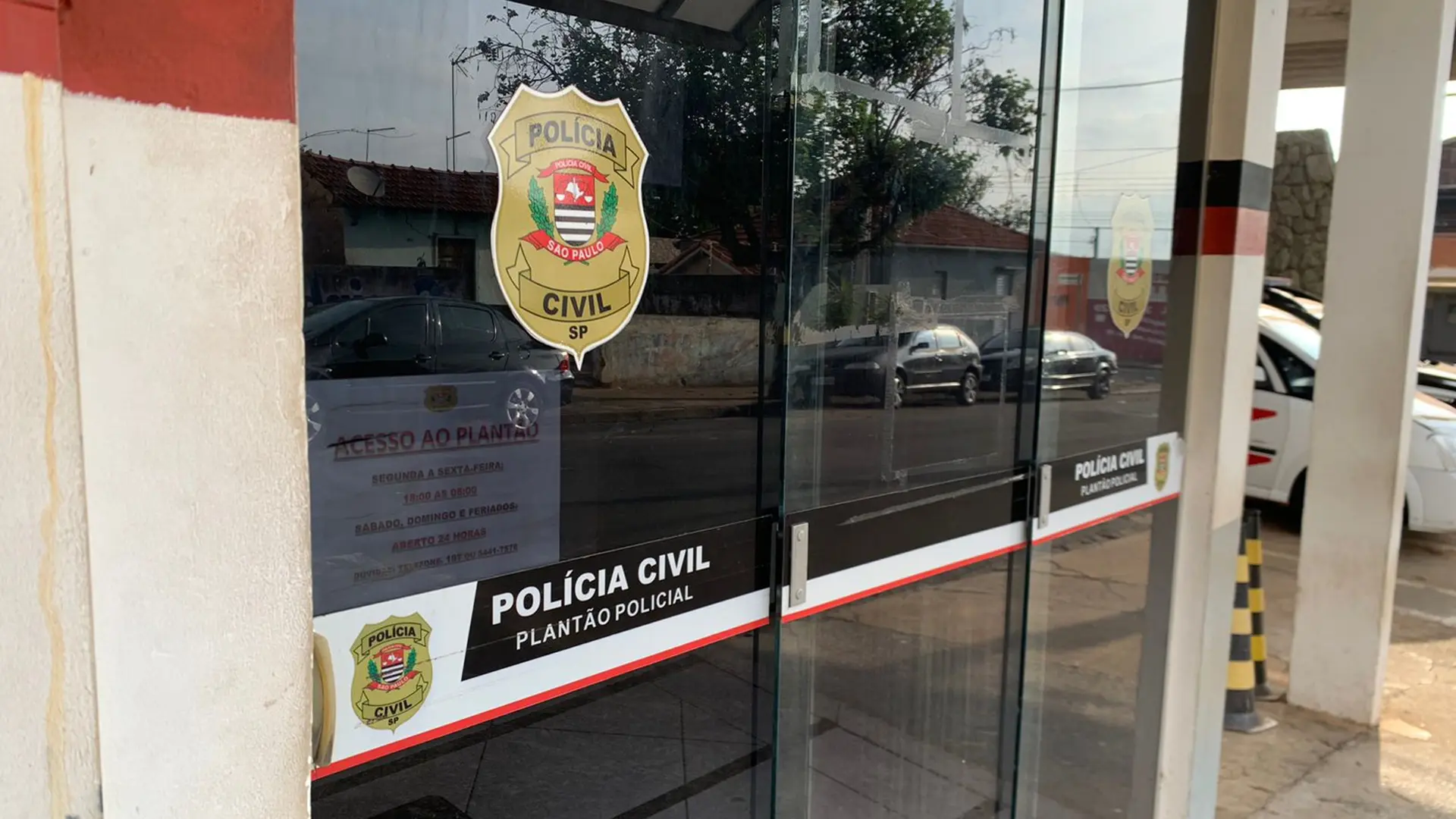 Morador denuncia ataques ao portão de casa por grupo de adolescentes em Limeira