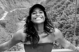 Morre brasileira que caiu em trilha de vulcão na Indonésia