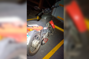 Moto com escapamento irregular é apreendida durante a madrugada no Centro de Limeira