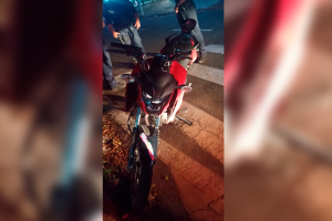 Motociclista atinge casal em faixa de pedestre no Victório Lucato, em Limeira