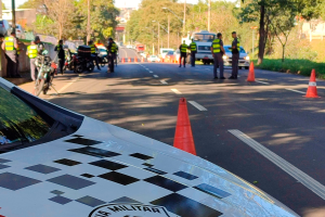 Mulher é abordada durante fiscalização de trânsito e moto apreendida por irregularidades