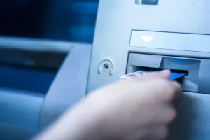 Mulher é vítima de golpe após cartão ficar preso em caixa eletrônico