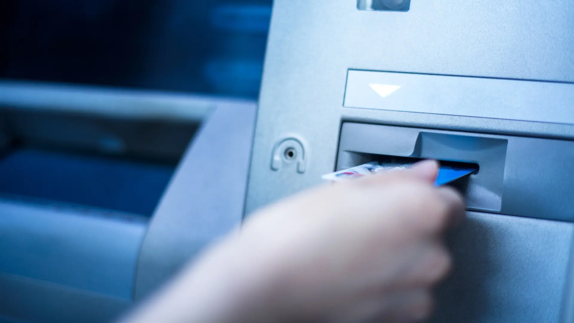 Mulher é vítima de golpe após cartão ficar preso em caixa eletrônico