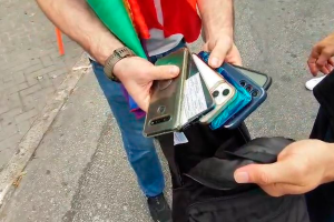 Policiais disfarçados prendem 8 e recuperam 24 celulares durante Parada LGBT+ em SP