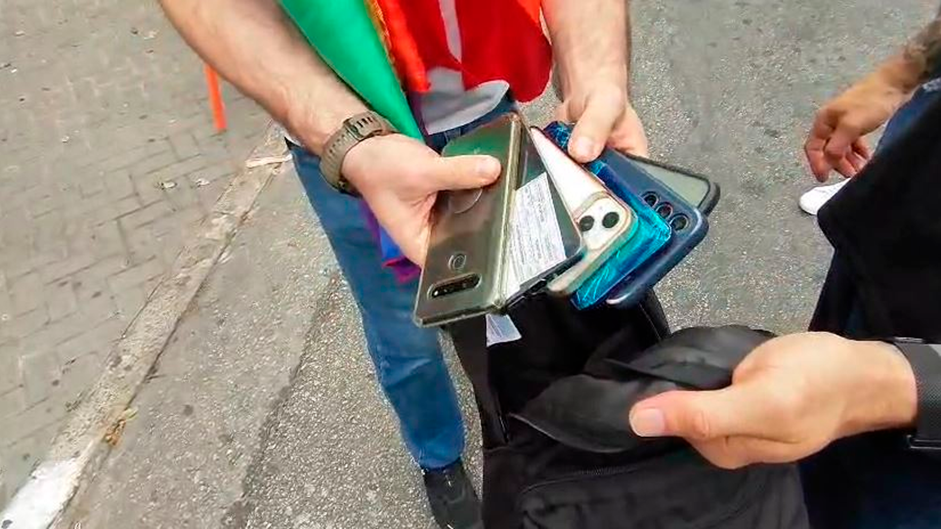 Policiais disfarçados prendem 8 e recuperam 24 celulares durante Parada LGBT+ em SP