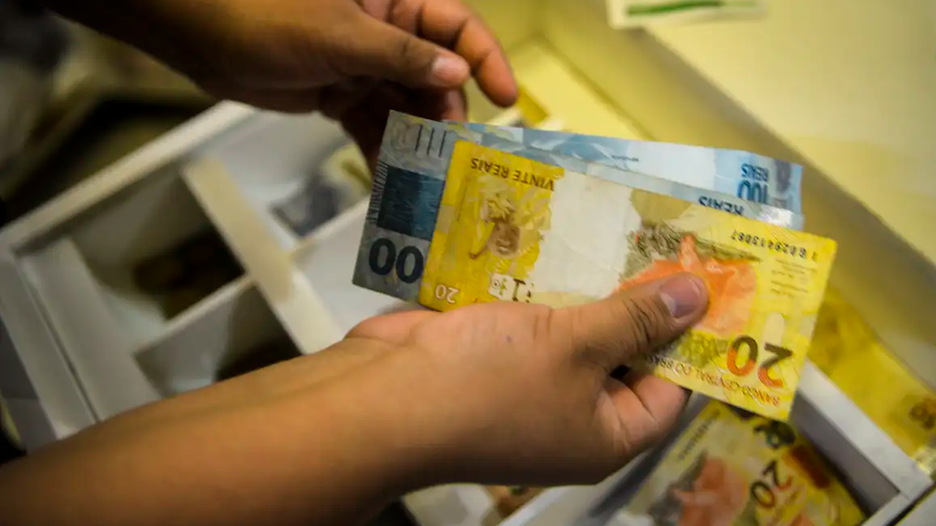 Rendimento médio dos brasileiros chega a R$ 3.270