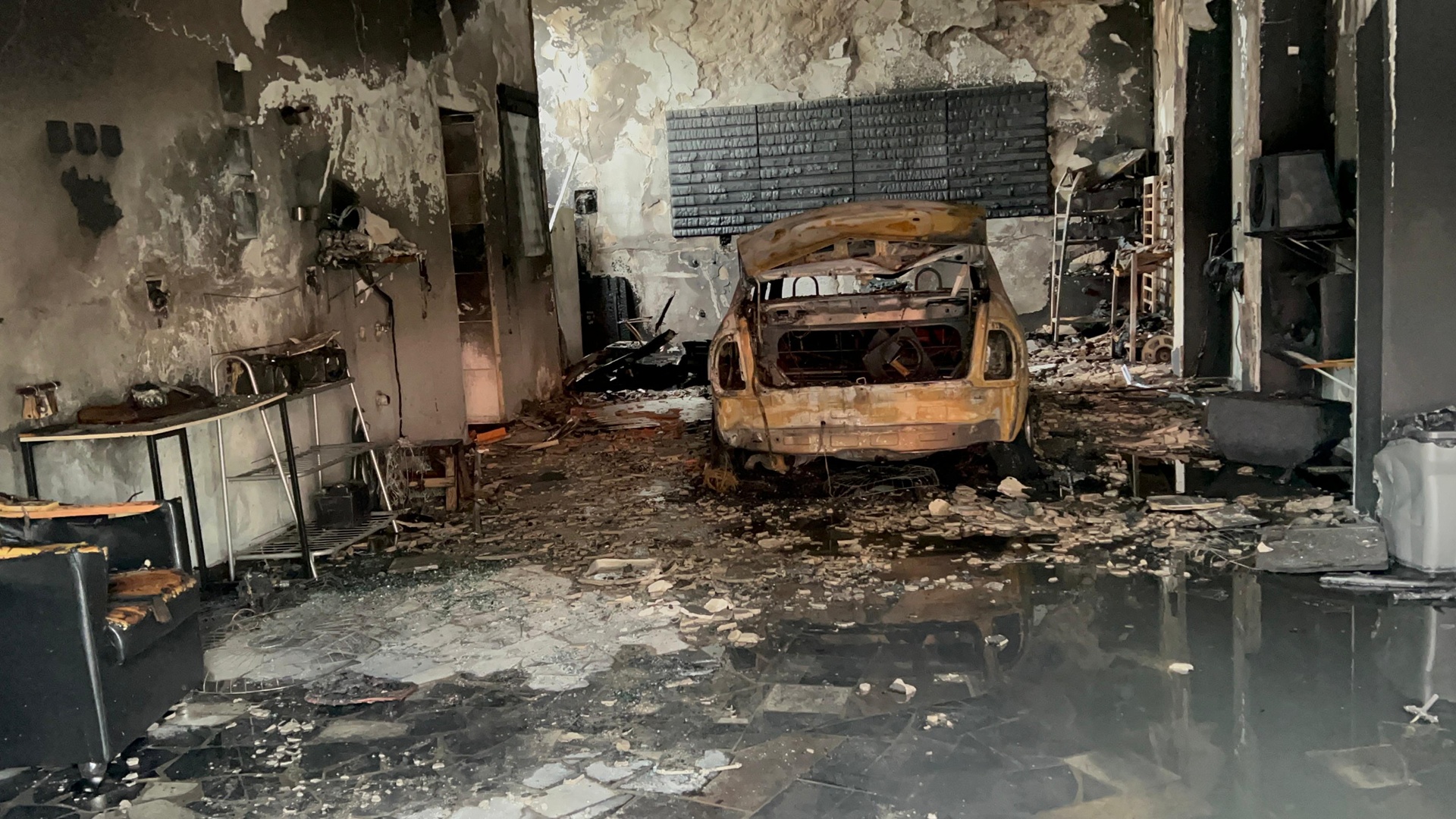 Veículo pega fogo e destrói loja de som e acessórios em Limeira