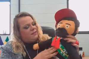 Vereadora Isabelly mostra boneco ‘Lulinha’ que mantém em seu gabinete